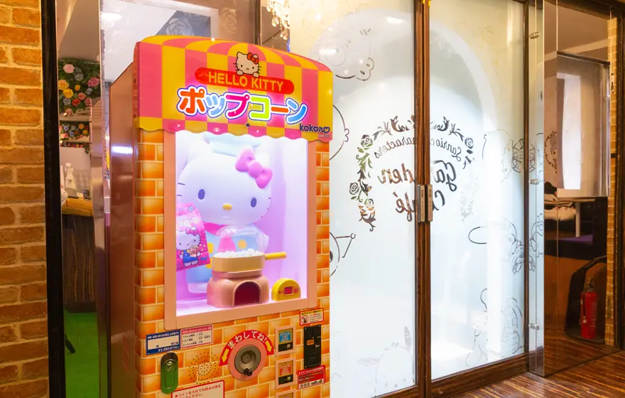 キティちゃんのポップコーンマシン。お土産におひとついかがですか？