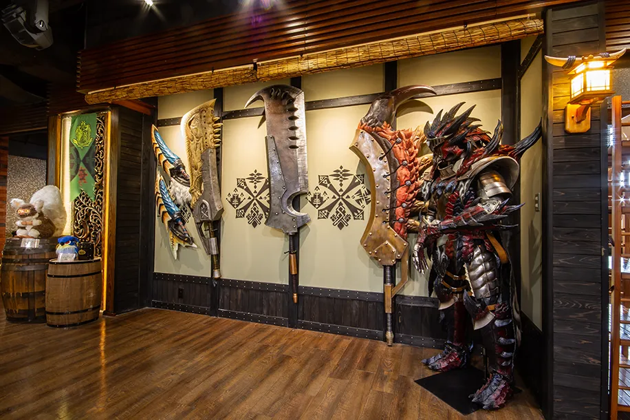 等身大の武器や装備が展示され迫力満点の「モンスターハンター」の世界が楽しめる！