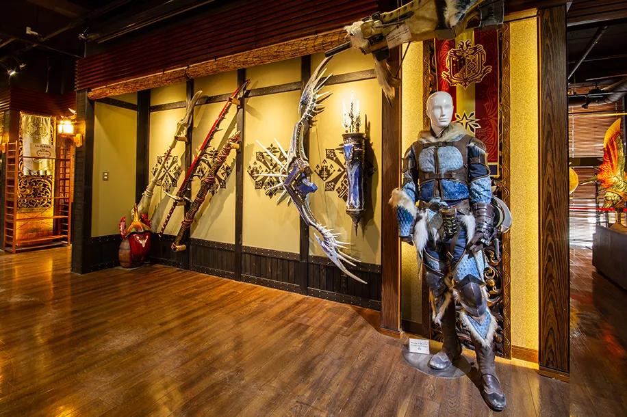 等身大の武器や装備が展示され迫力満点の「モンスターハンター」の世界が楽しめる！